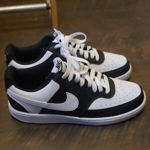 Nike Men's Classic Black and White Sneakers Court Vision